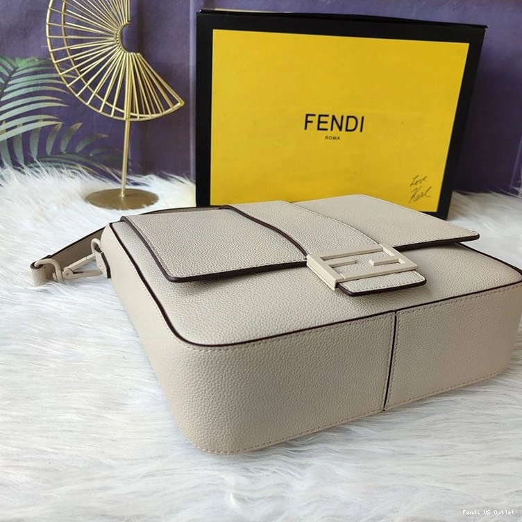 Vintage HOT In Leather Medium Baguette Cuoio Beige Romano Fendi Messenger 0820
